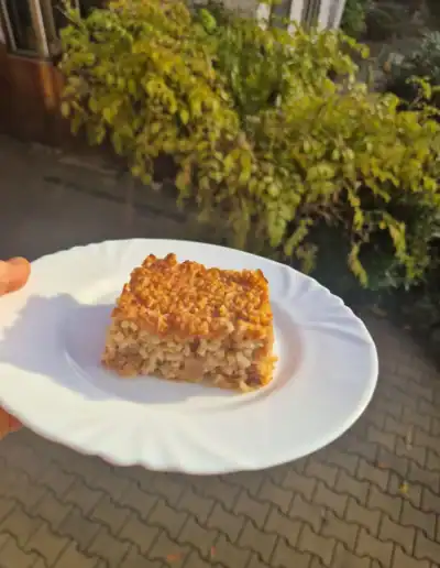 Ručně malovaný chléb na talíři s přírodním pozadím.