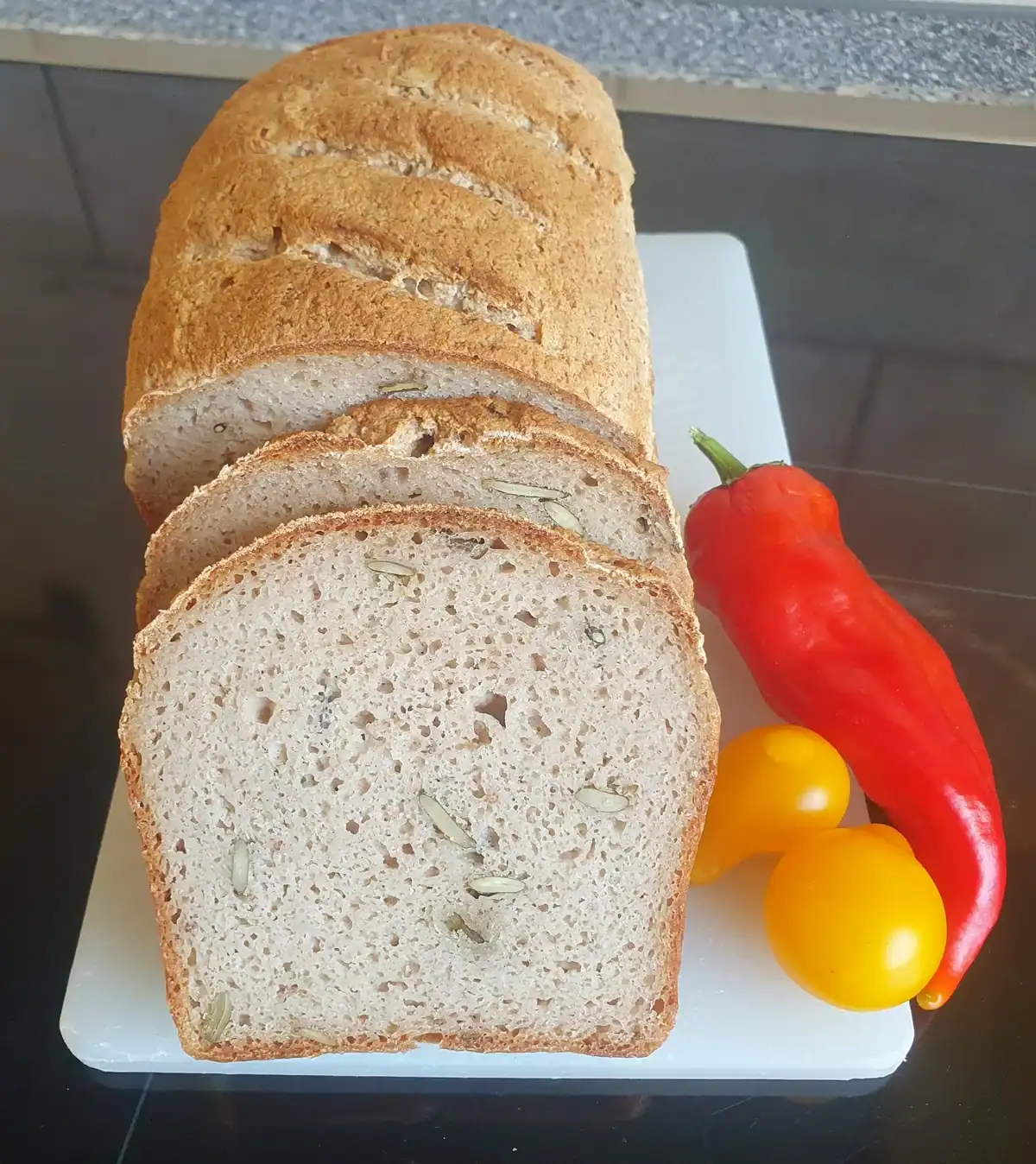 vyzva-kvasek Žena s košíkem v levandulovém poli během západu slunce.